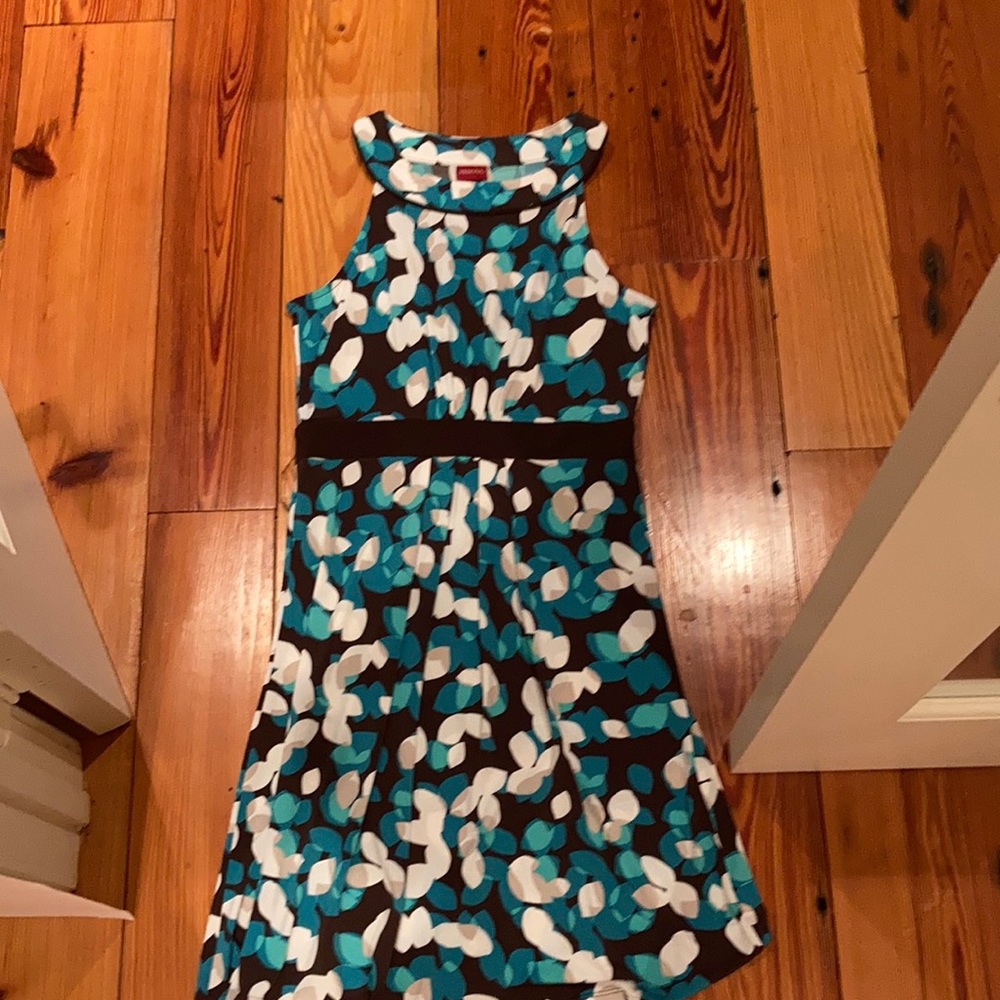 Great neckline on this super cute dress - S